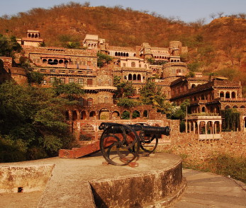 Neemrana_Fort_and_the_Palace_Hotel